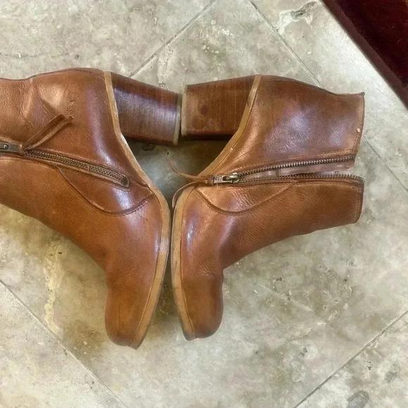 Levi’s ladies booties used good condition. Side zip. Side ze 10. Brown - Picture 4 of 15